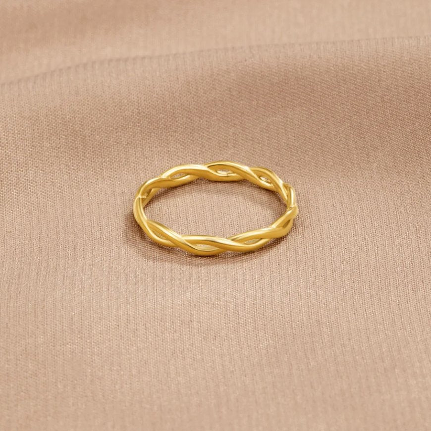 Vioraia Infinity 18K Gold Twist Ring