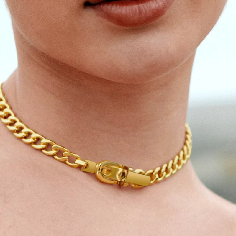 Vioraia Modern Buckle Jewelry Set