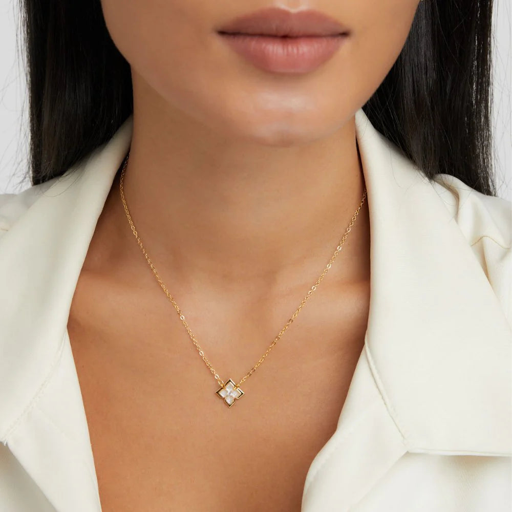 Vioraia Dalia White Iris Clover Necklace