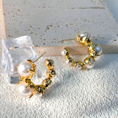 Vioraia Serena Pearl Claw Hoops