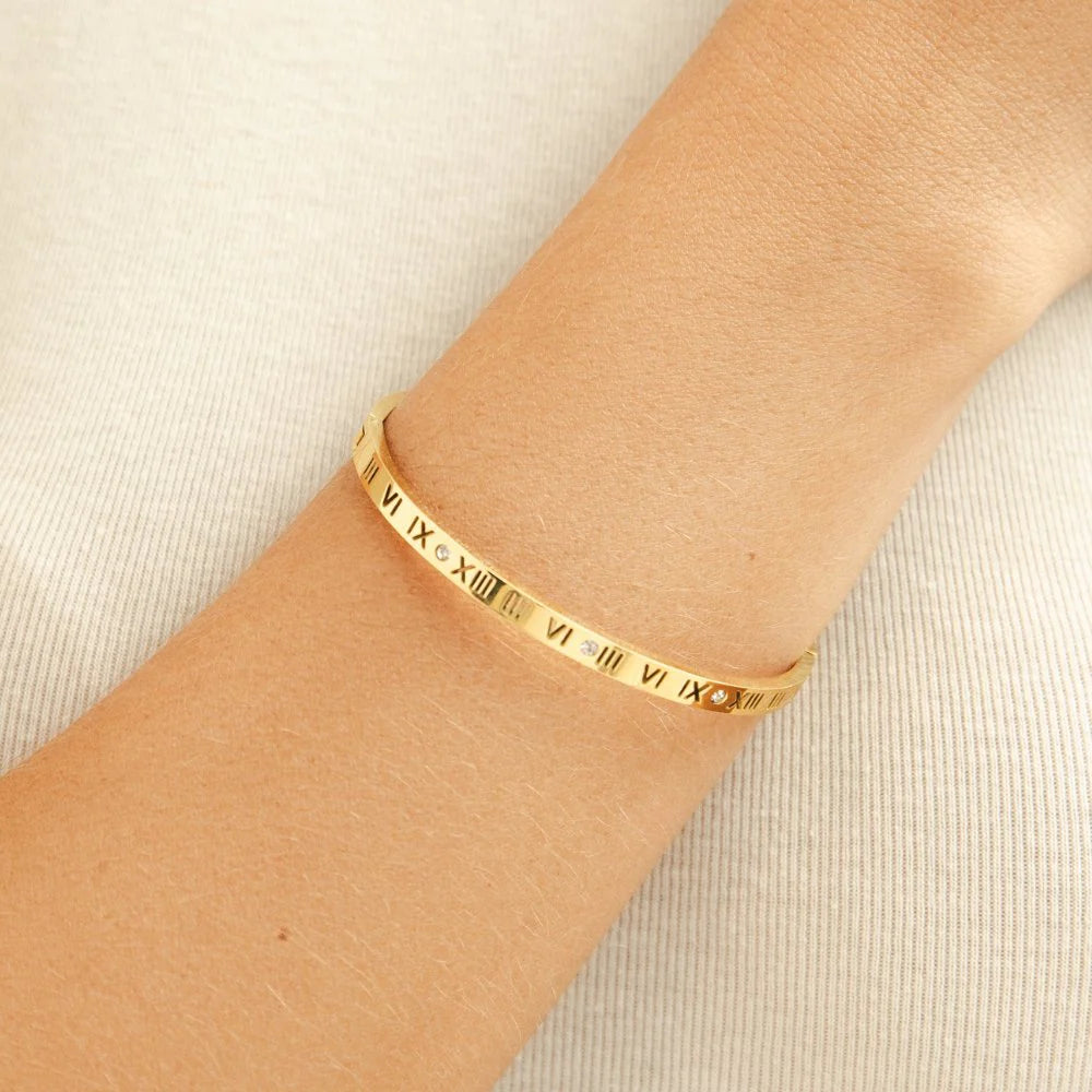 Vioraia Roman 18K Gold Bangle