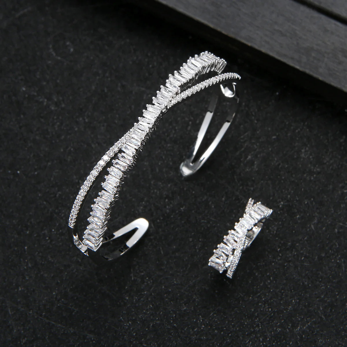 Vioraia Intertwined Sparkle Jewelry Set