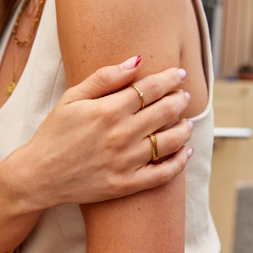 Vioraia Lola Bar Signet Ring