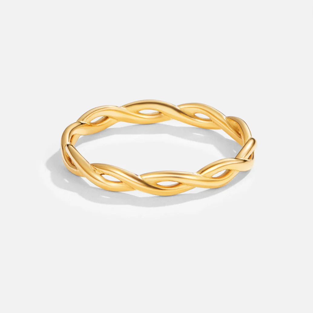Vioraia Infinity 18K Gold Twist Ring