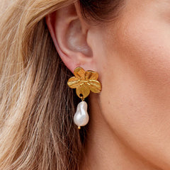 Vioraia Talia Flower Pearl Earrings