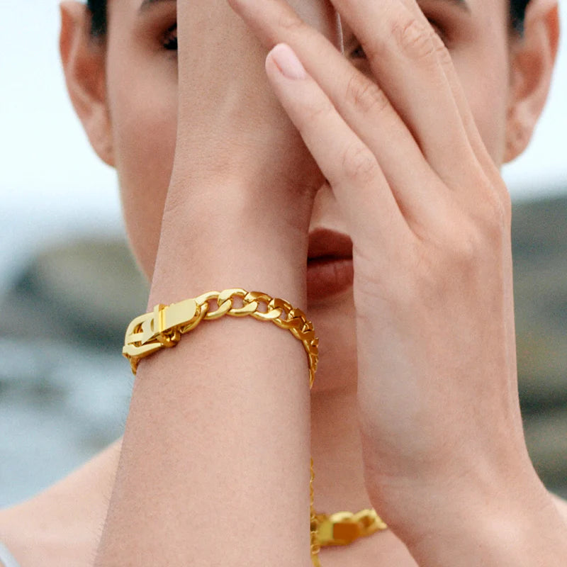 Vioraia Modern Buckle Jewelry Set