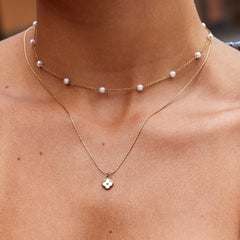 Vioraia White Flower Pendant Necklace