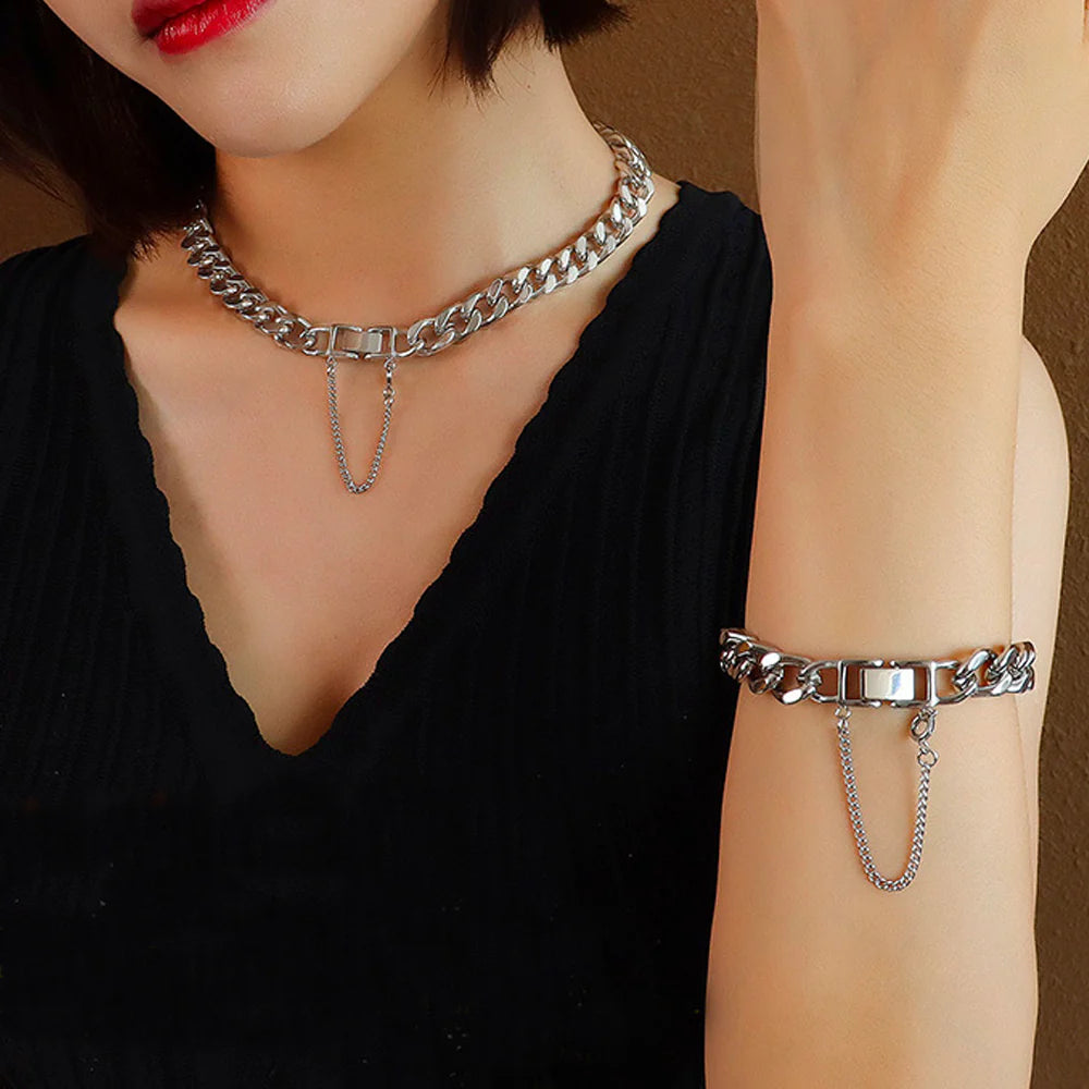 Vioraia Contemporary Buckle Jewelry Set