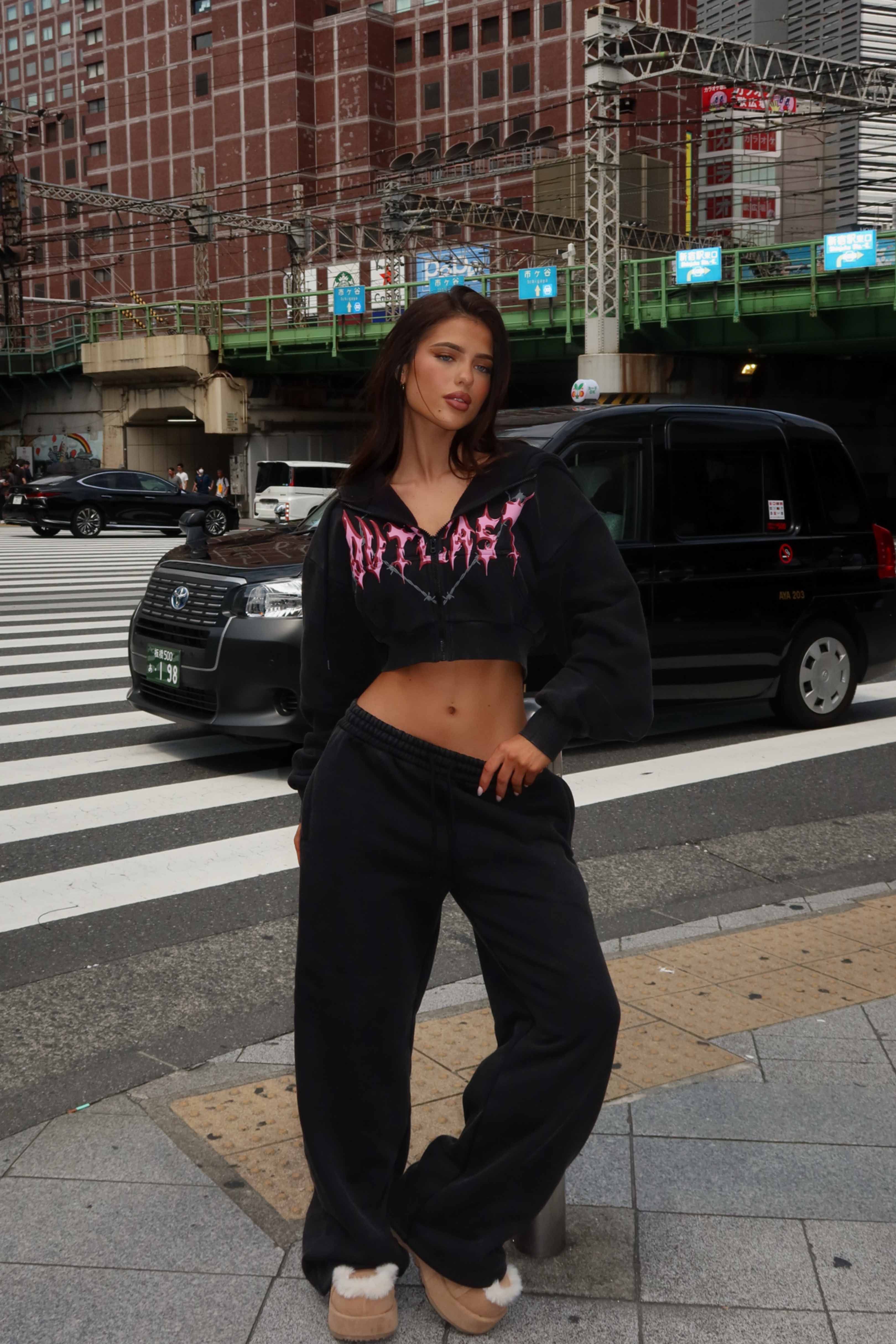 Lucy's NYA CROPPED HOODIE WASHED BLACK
