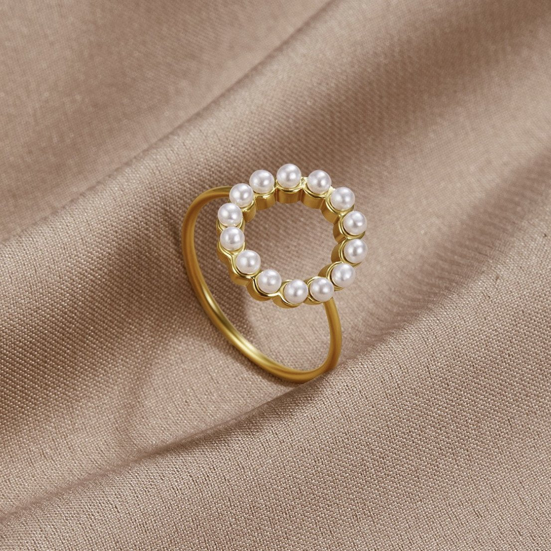 Vioraia Sabrina Classic Round Pearl Ring
