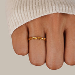 Vioraia Infinity 18K Gold Twist Ring