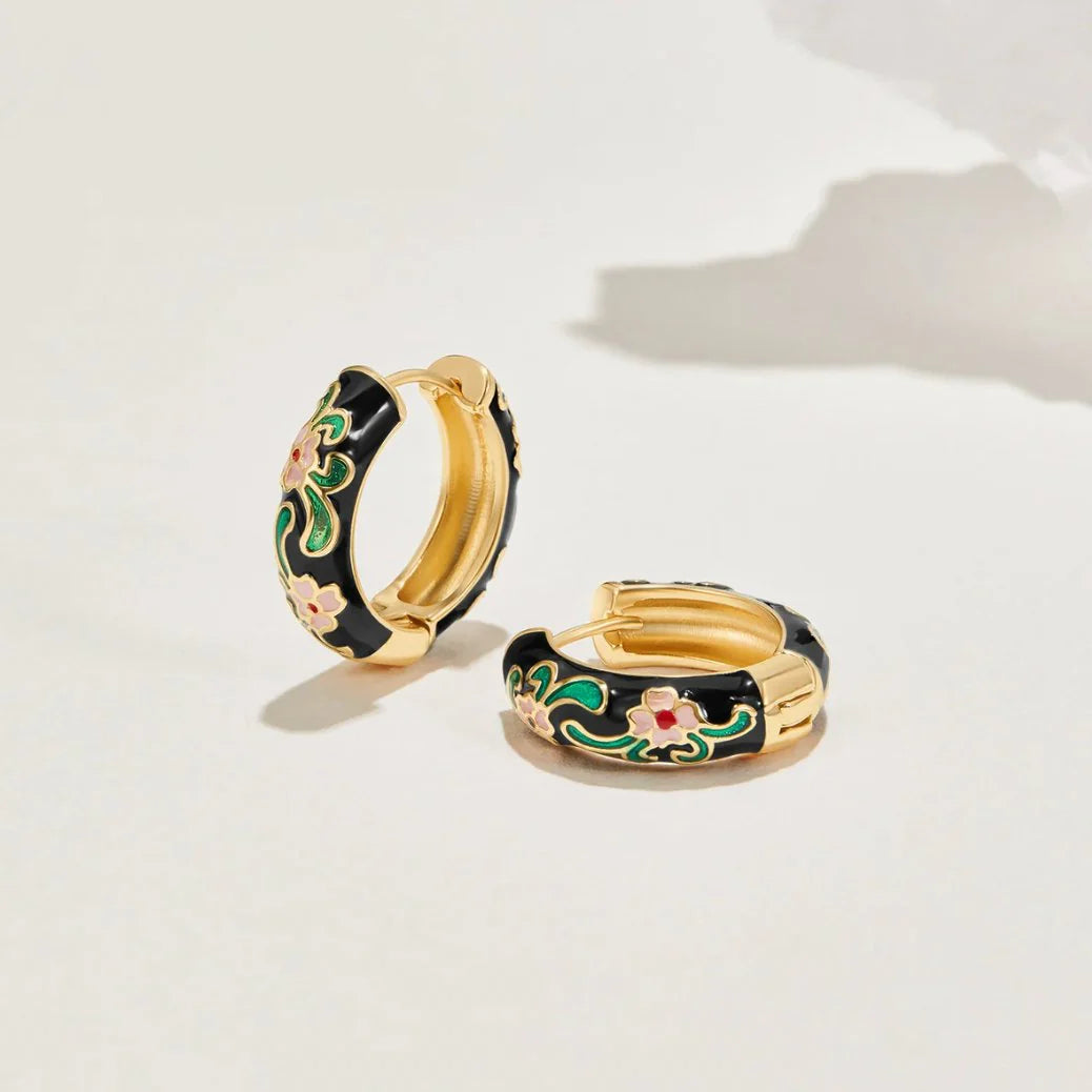 Vioraia Black Gold Hoop Flower Earrings