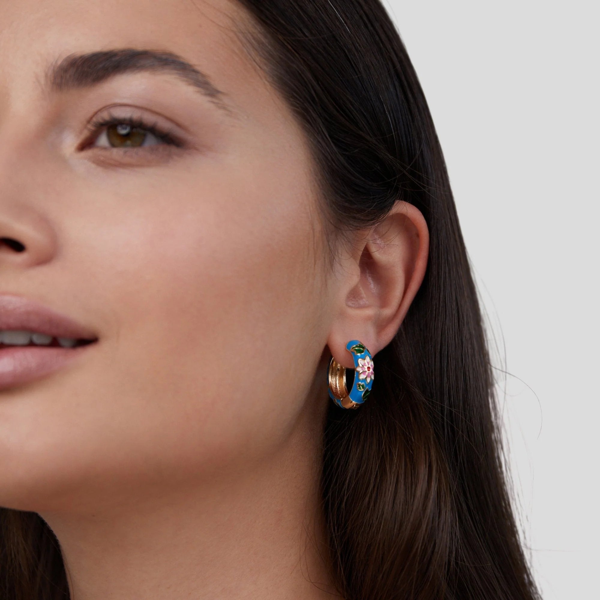 Vioraia Gold Hoop Flower Earrings