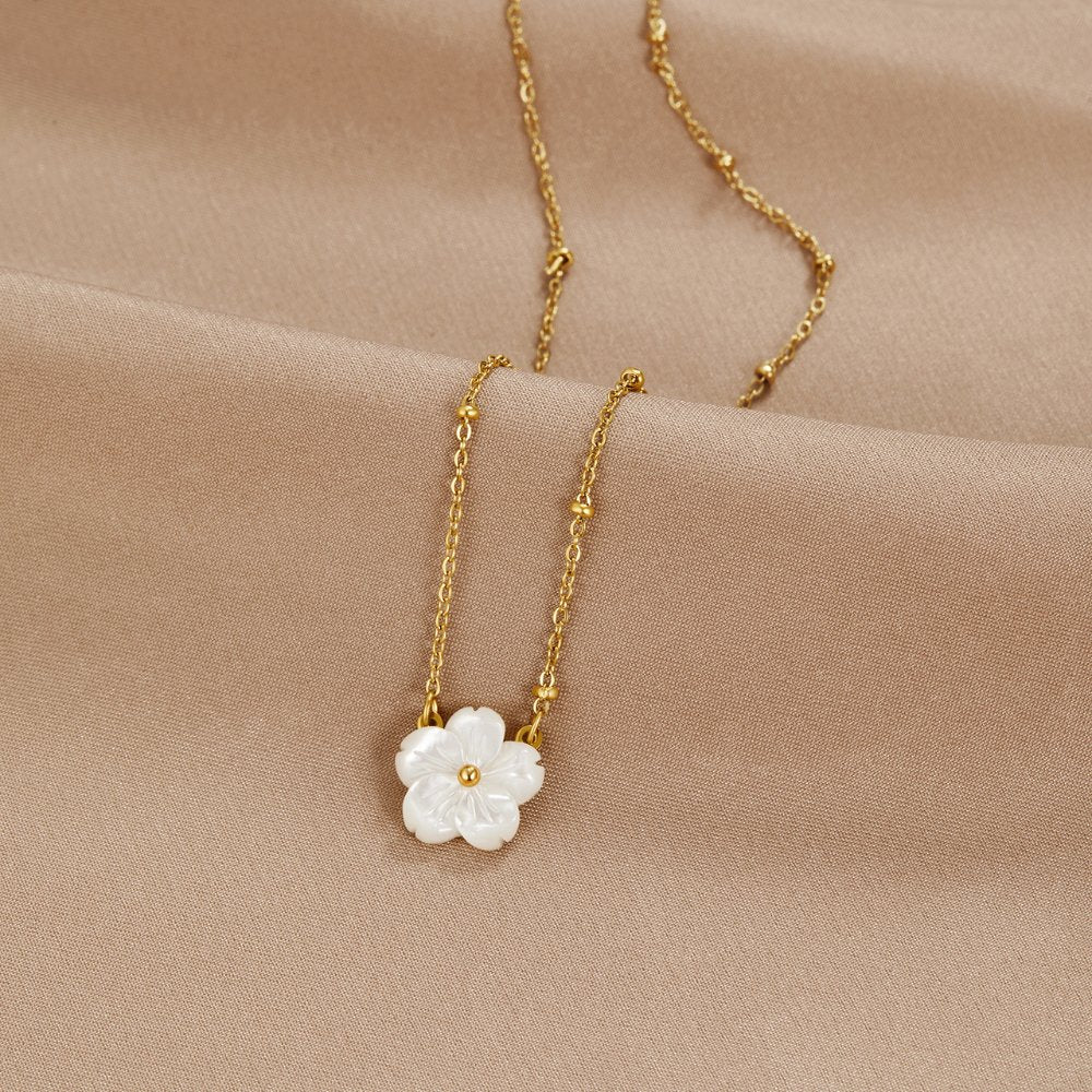 Vioraia White Blossom Flower Necklace