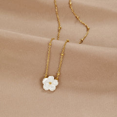 Vioraia White Blossom Flower Necklace