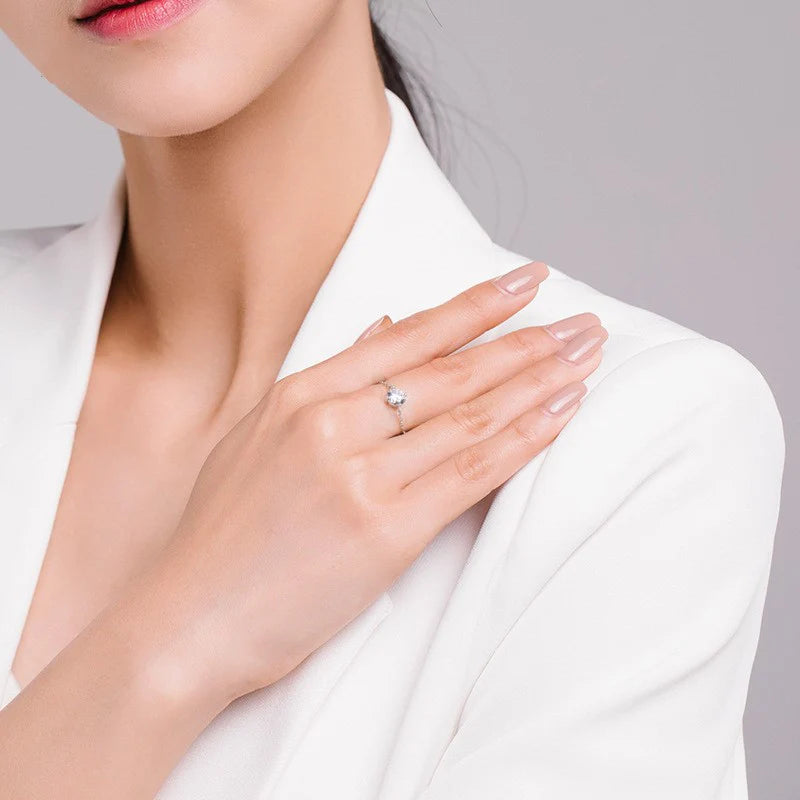 Vioraia Lavish Droplet Chain Ring