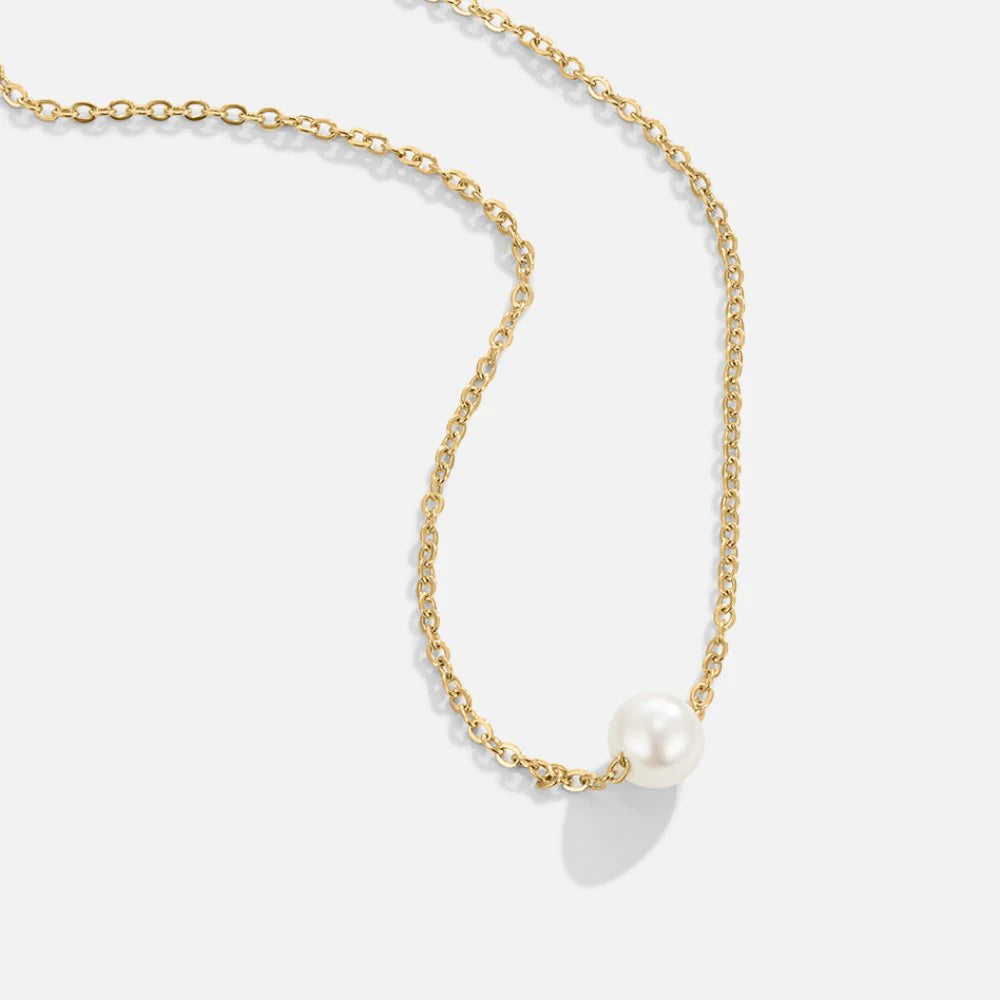 Vioraia Solitaire Gold Pearl Necklace