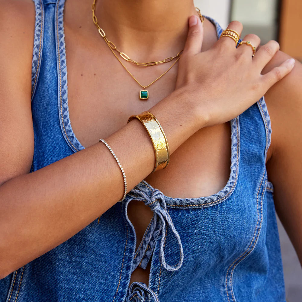 Vioraia Nica Gold Bangle