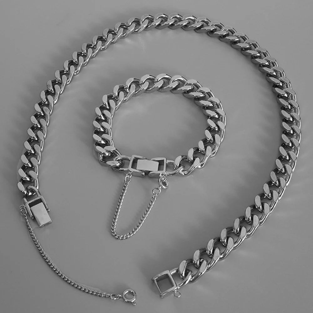Vioraia Contemporary Buckle Jewelry Set