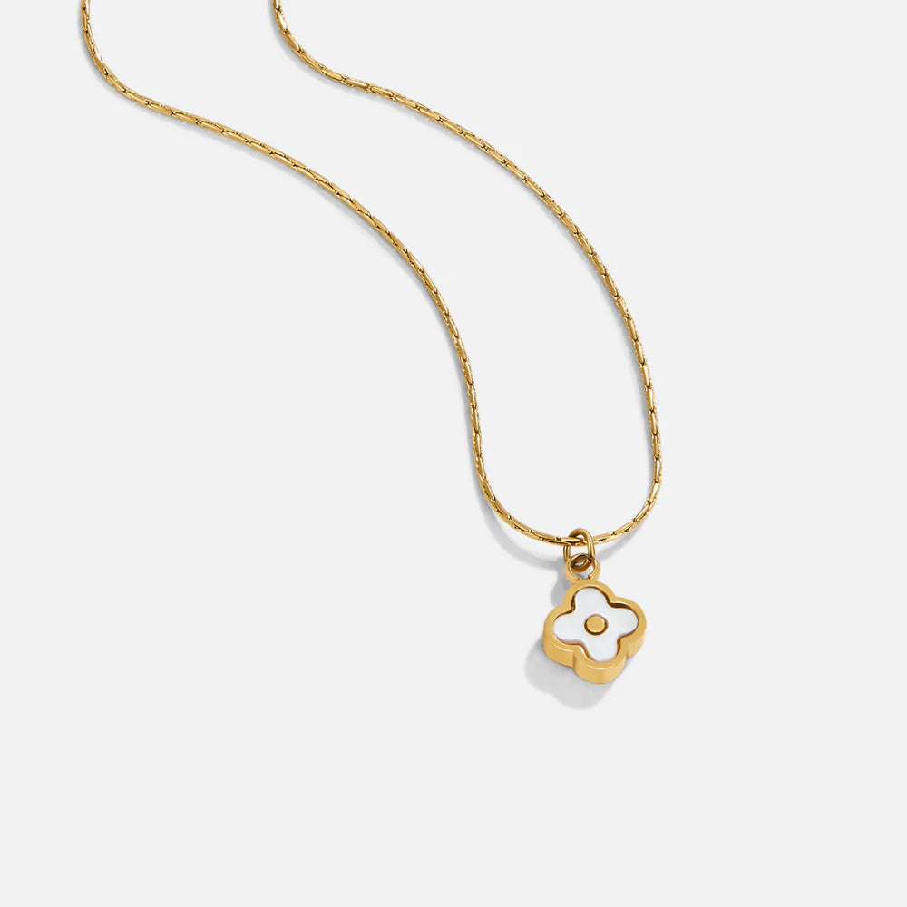 Vioraia White Flower Pendant Necklace